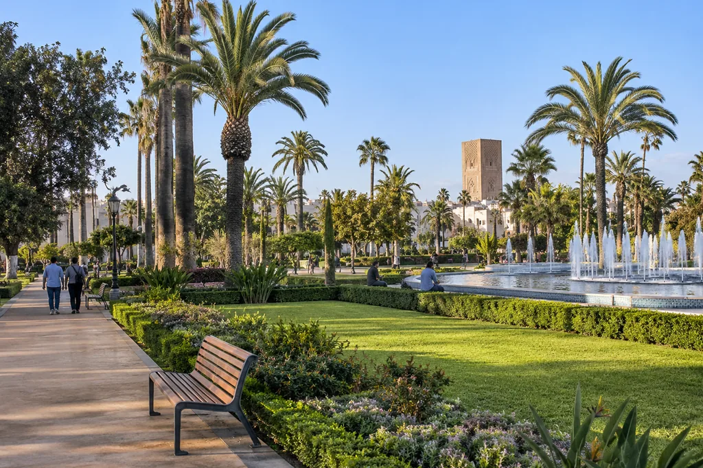 Allées, palmiers et bassins du Parc Hassan II à Rabat