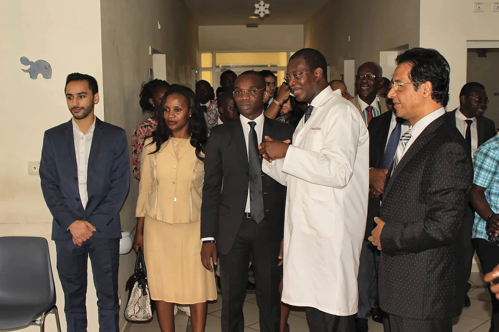 Médecins et invités échangeant dans un couloir du CHU d’Agondjé lors de la mission de neurochirurgie