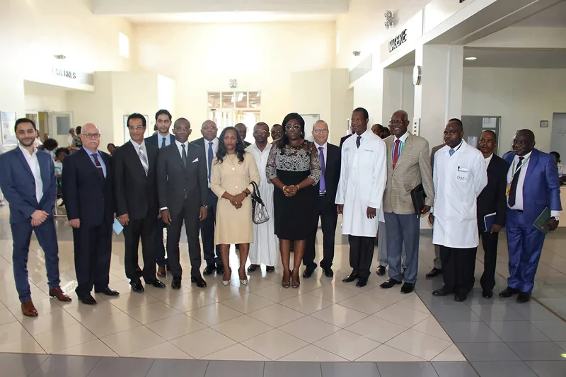 Photo de groupe : participants réunis dans le hall du CHU d’Agondjé lors de la mission de neurochirurgie