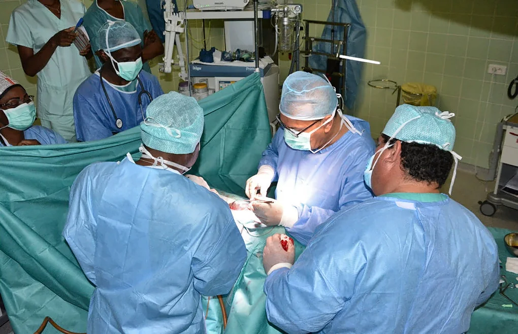 Équipe médico-chirurgicale lors de la mission de neurochirurgie au CHU d’Agondjé au Gabon.